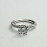 Anillo Pavé de Rounds con Diamante Round 2.00ct