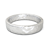 Argolla Plana Hammered Oro Blanco