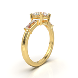 Anillo Tresillo Redondo con Baguettes Laterales Oro Amarillo