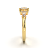 Anillo Tresillo Redondo con Baguettes Laterales Oro Amarillo