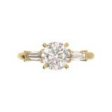 Anillo Tresillo Redondo con Baguettes Laterales Oro Amarillo