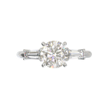 Anillo Tresillo Redondo con Baguettes Laterales Oro Blanco
