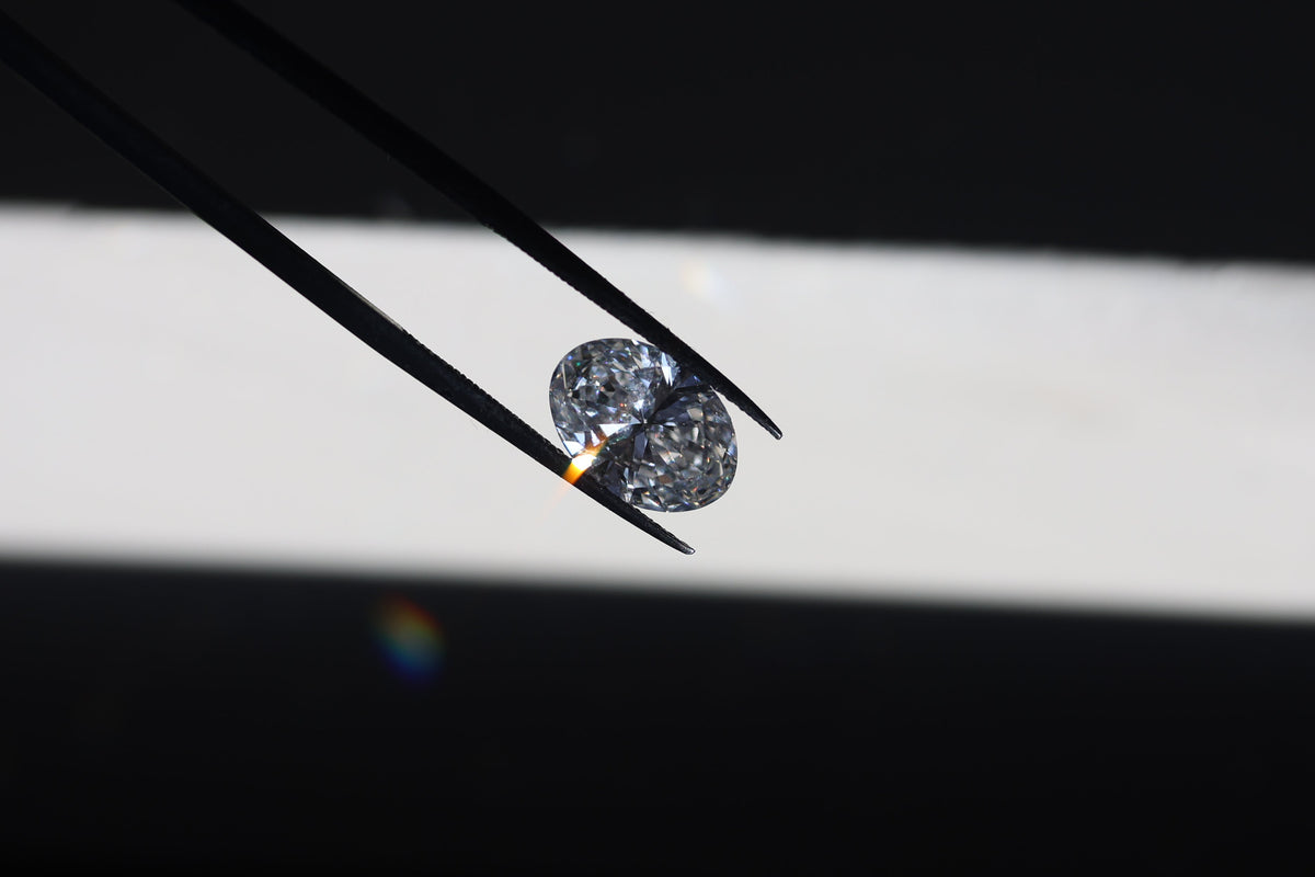 La Historia del Anillo de Compromiso: De Símbolos Romanos a Diamantes Modernos