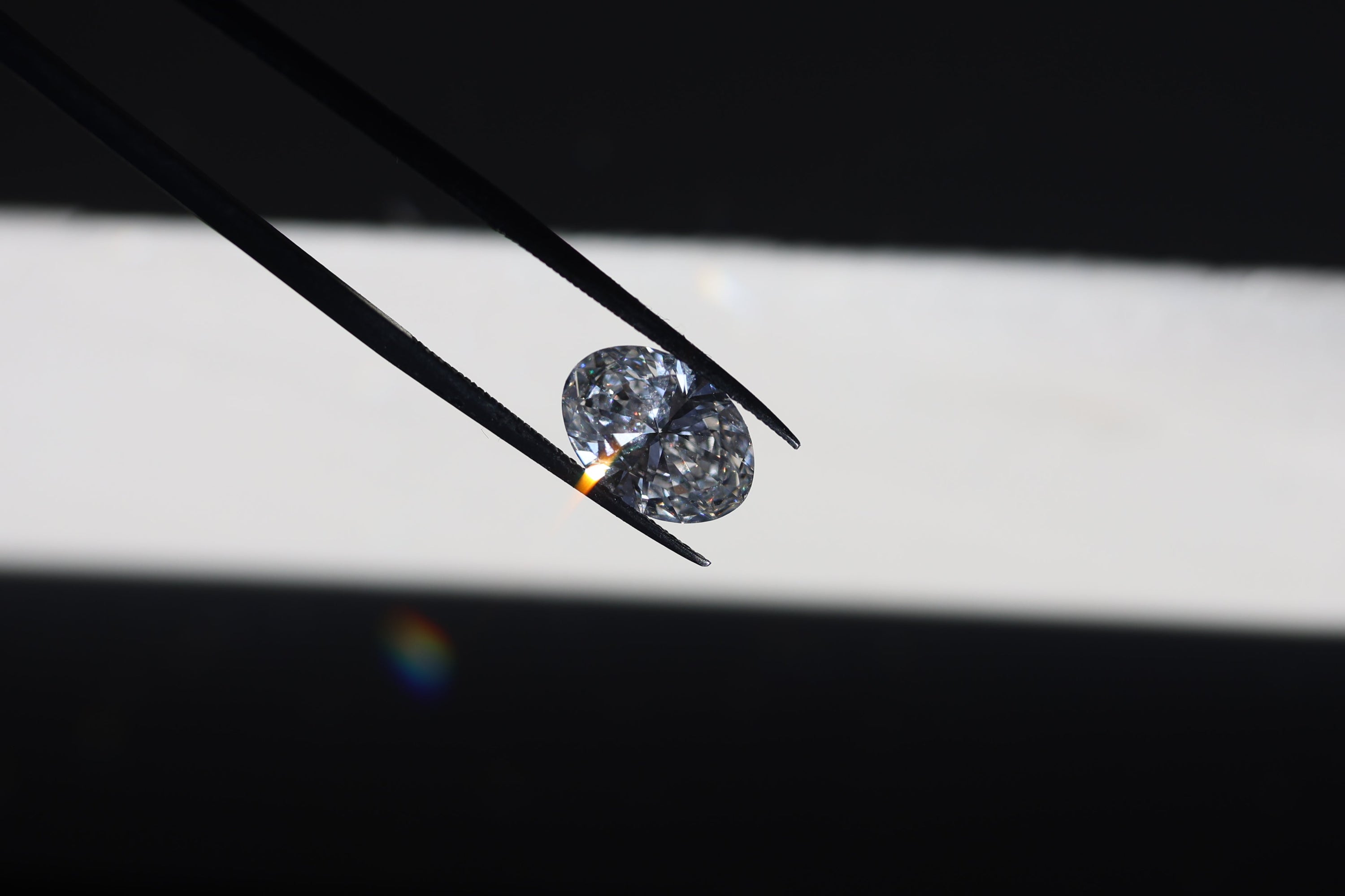 La Historia del Anillo de Compromiso: De Símbolos Romanos a Diamantes Modernos