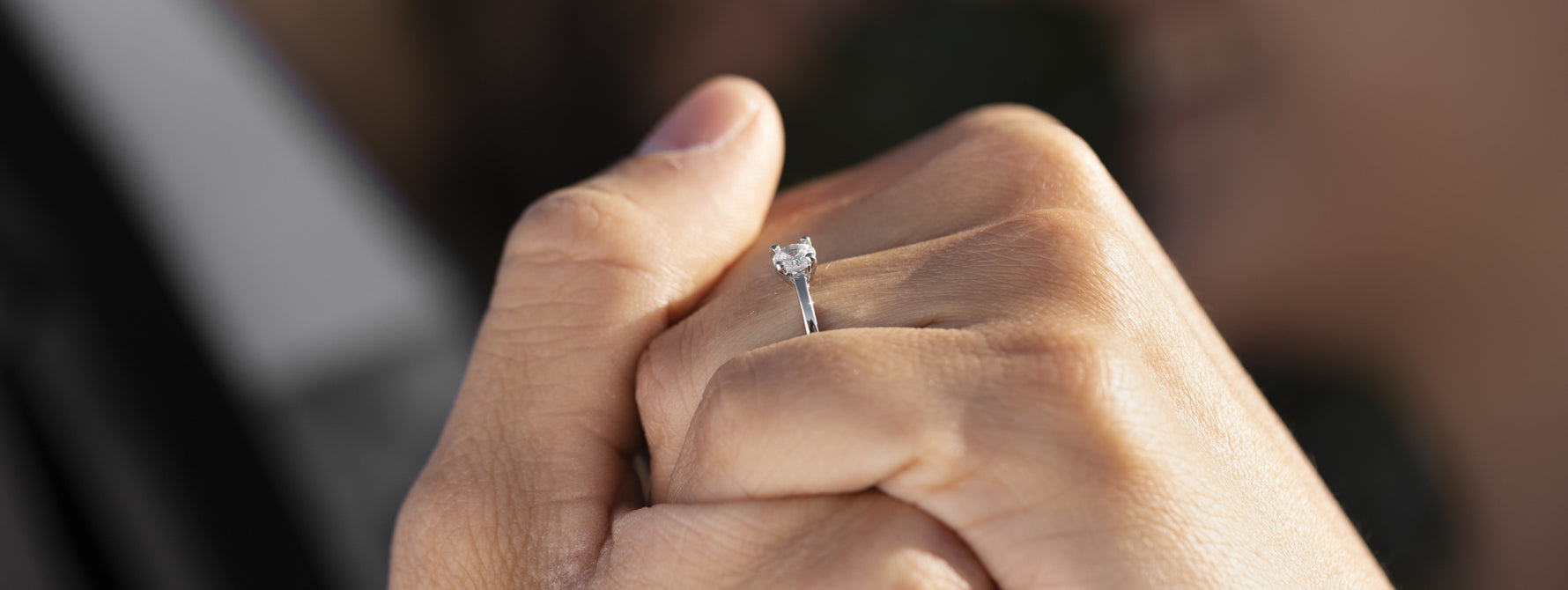 Anillo de compromiso vs. anillo de bodas: ¿cuál es la diferencia y cómo usarlos juntos?