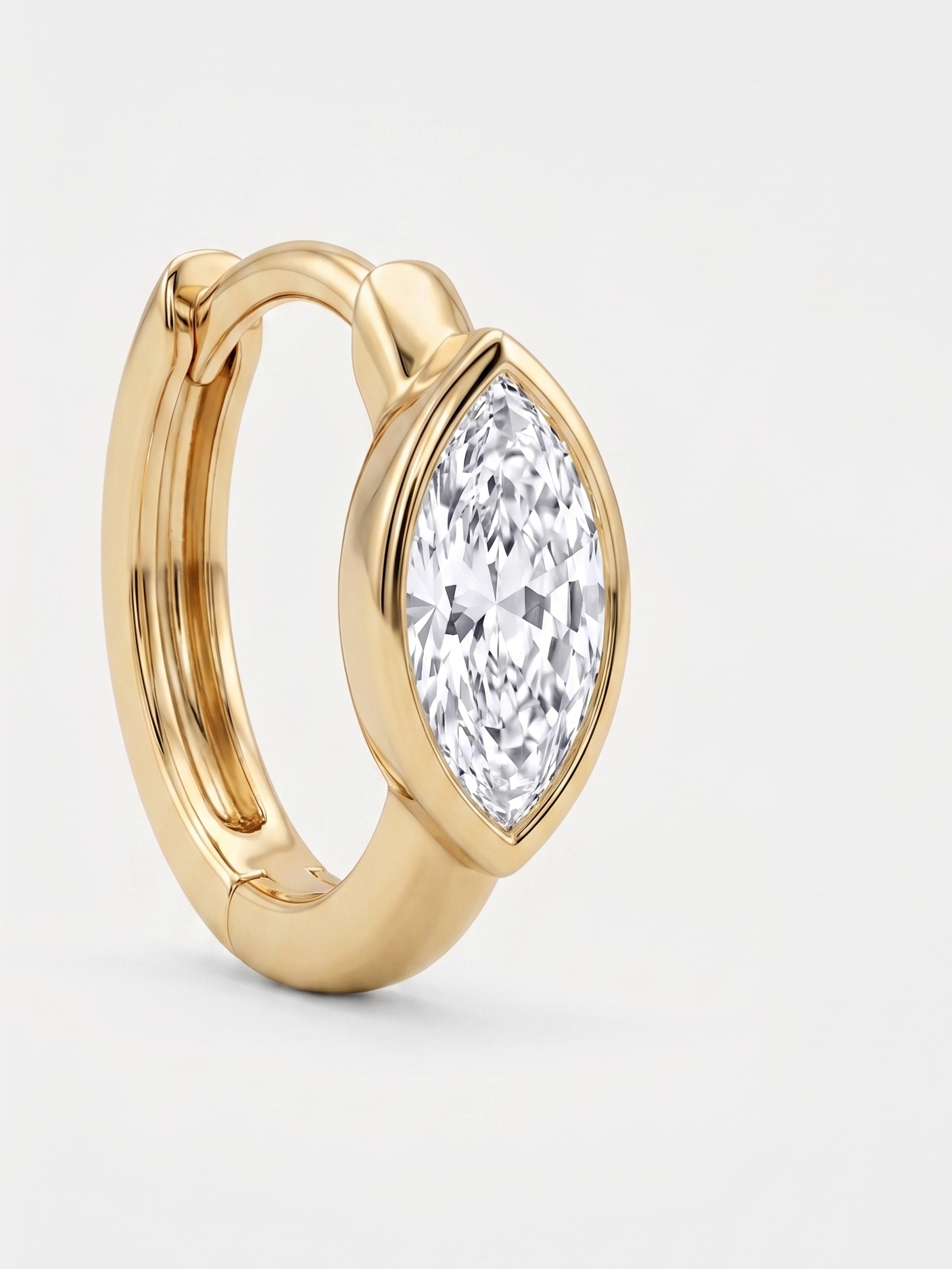 Huggies con diamante marquise incrustado