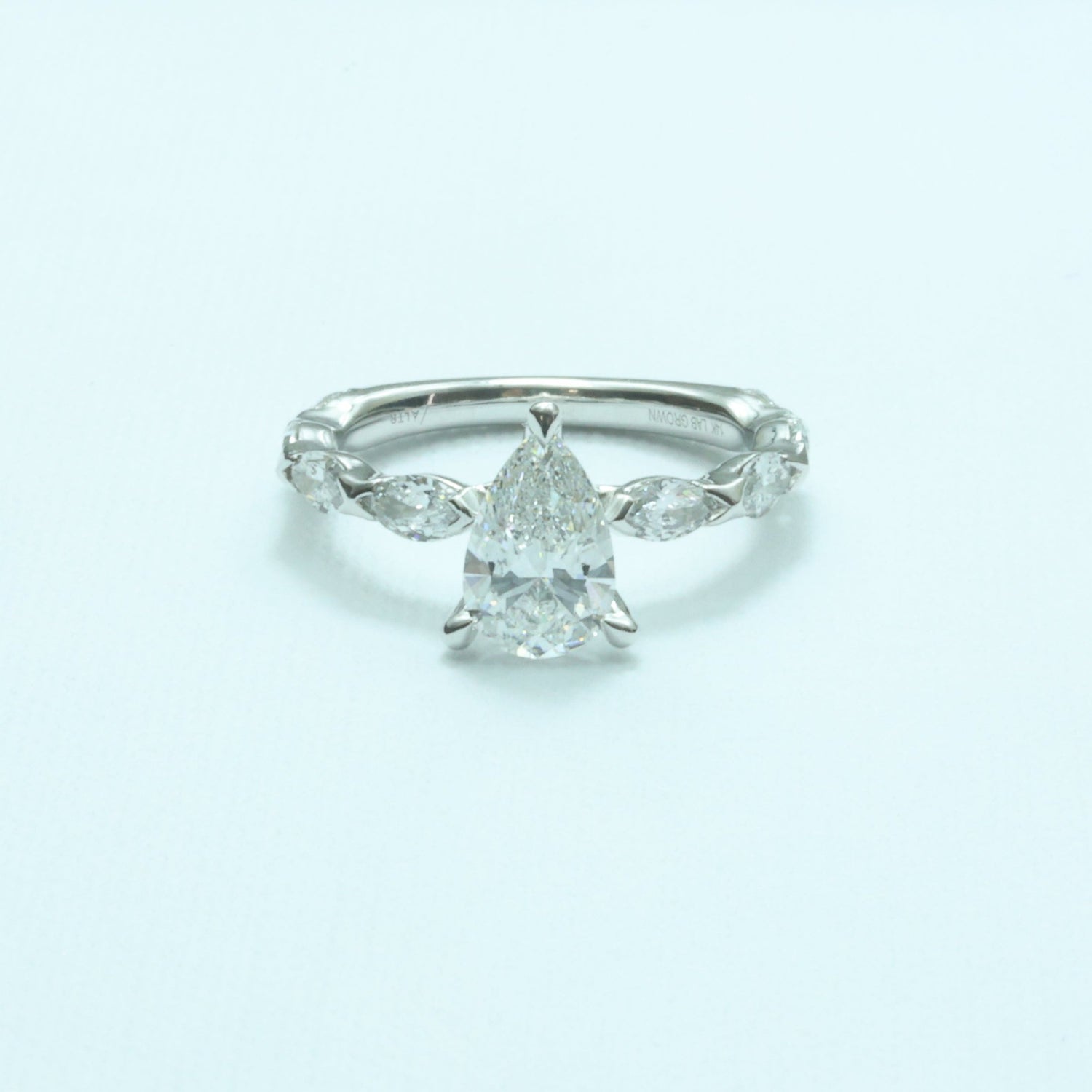 Anillo Pear con Marquises