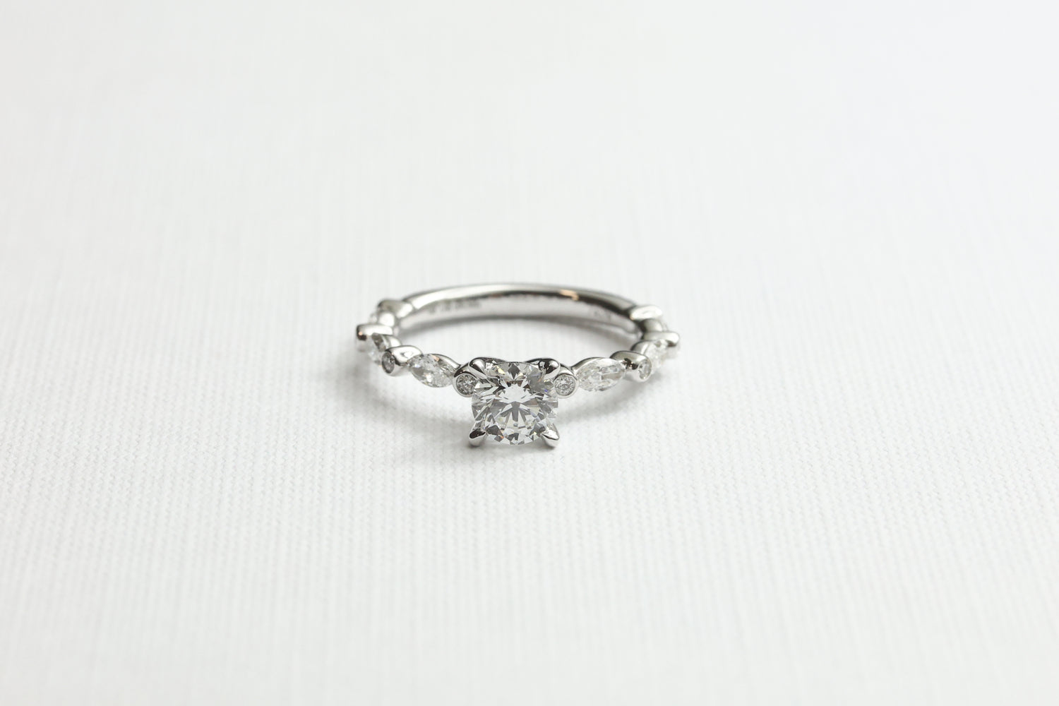 Anillo Pavé de Marquise Con Diamante Round 1.37ct