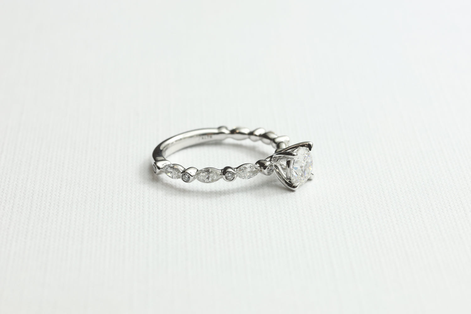 Anillo Pavé de Marquise y Rounds