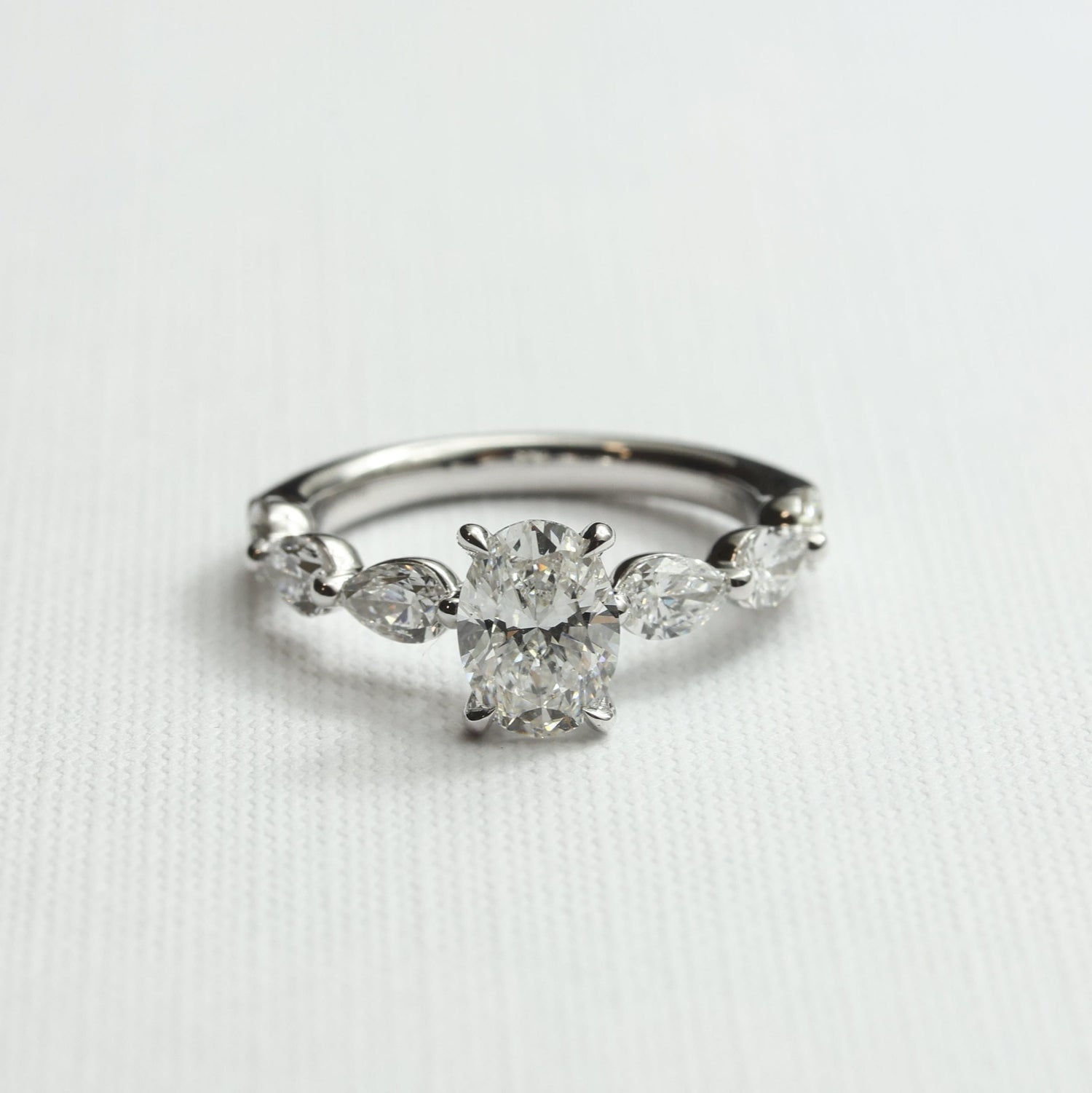 Anillo Oval con Pears