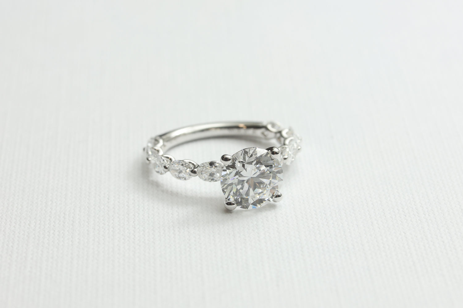 Anillo Pavé de Diamantes Ovales con Diamante Round 2ct