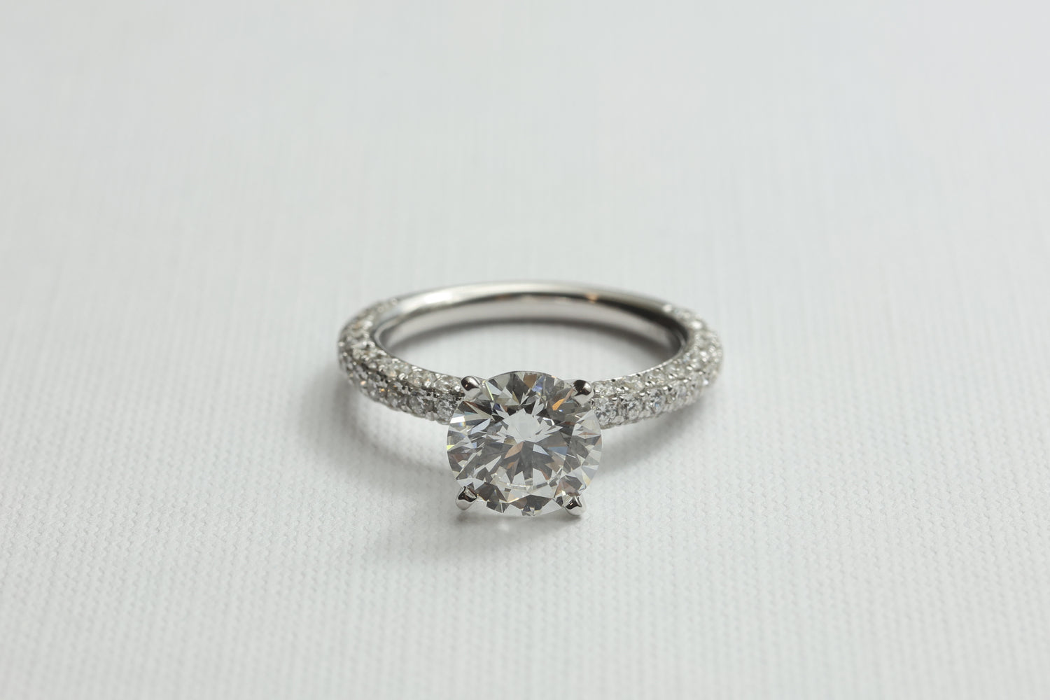 Anillo Pavé de Rounds con Diamante Round 2.00ct