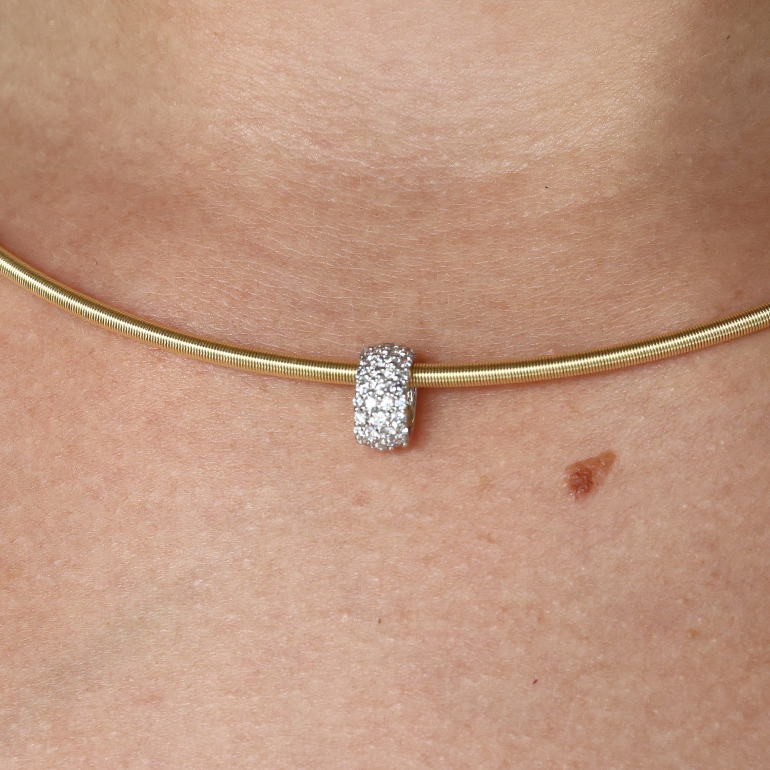 Charm con estrellas