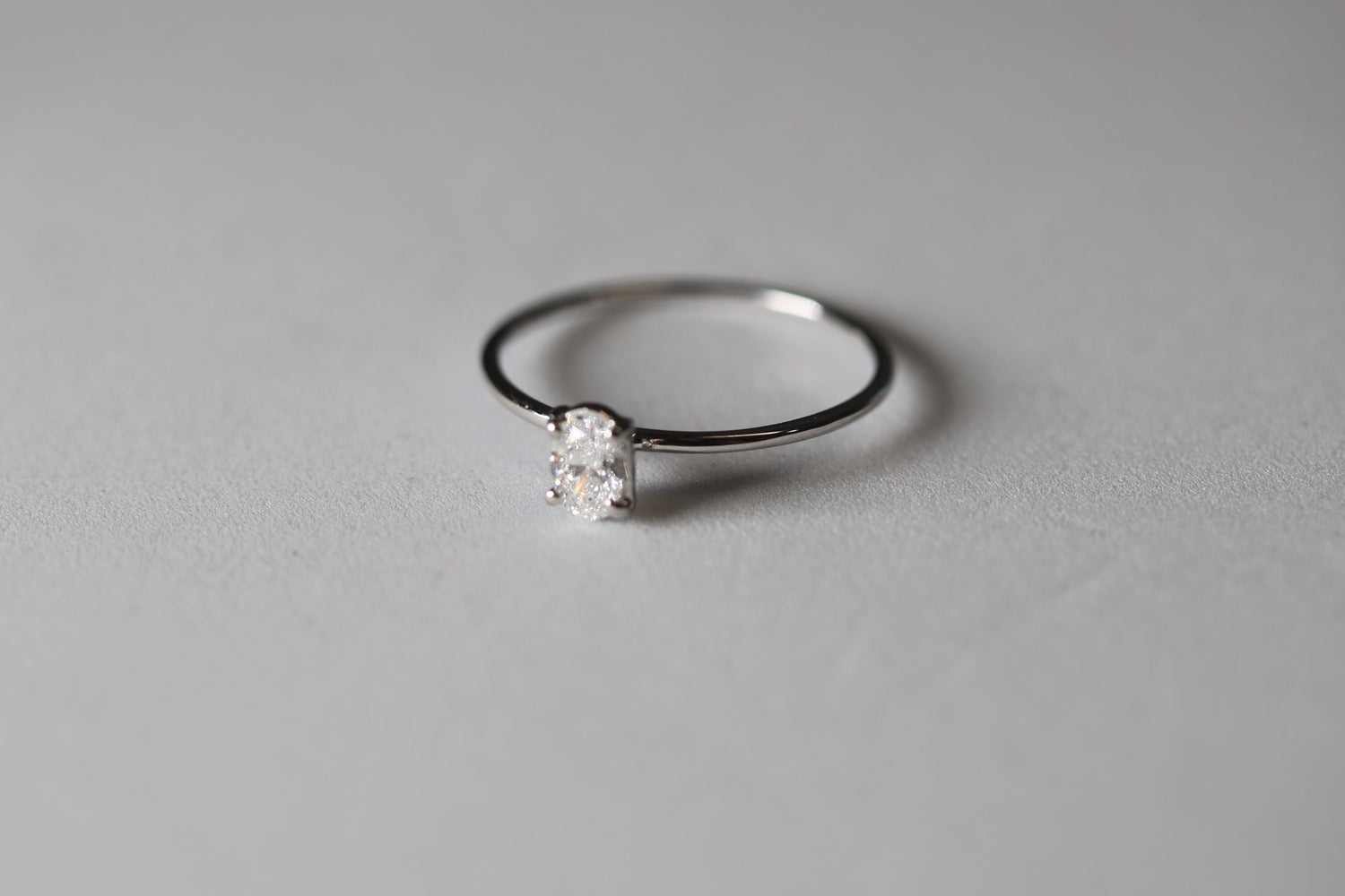 Anillo solitario oval