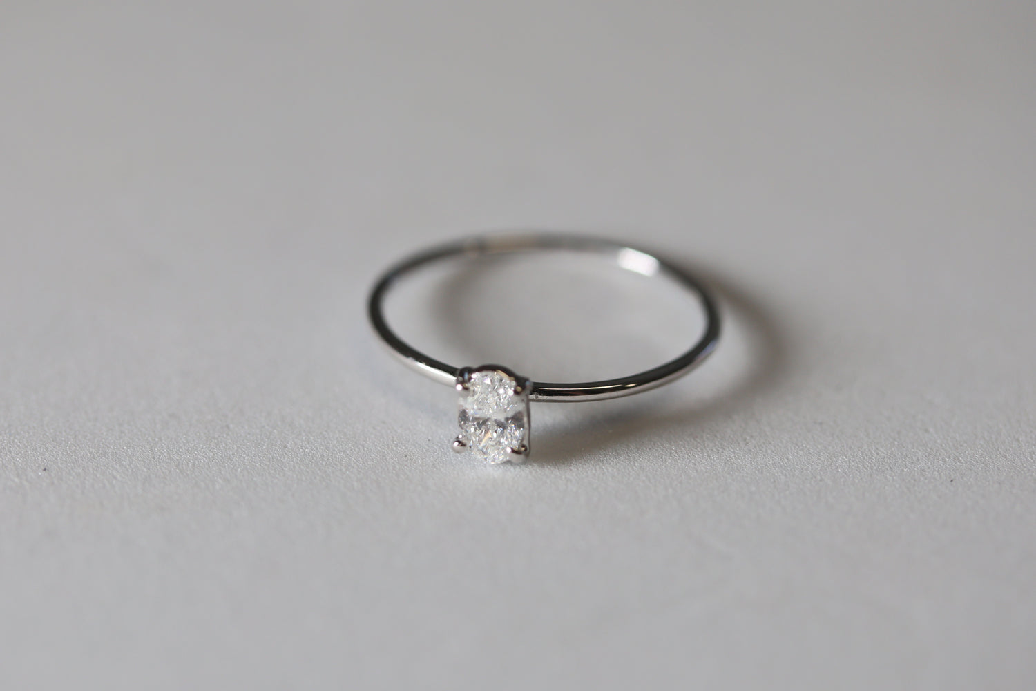 Anillo solitario oval