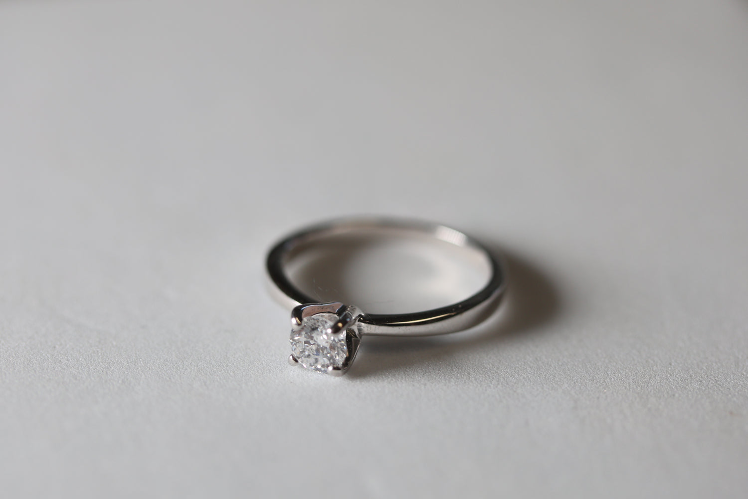 Anillo solitario redondo