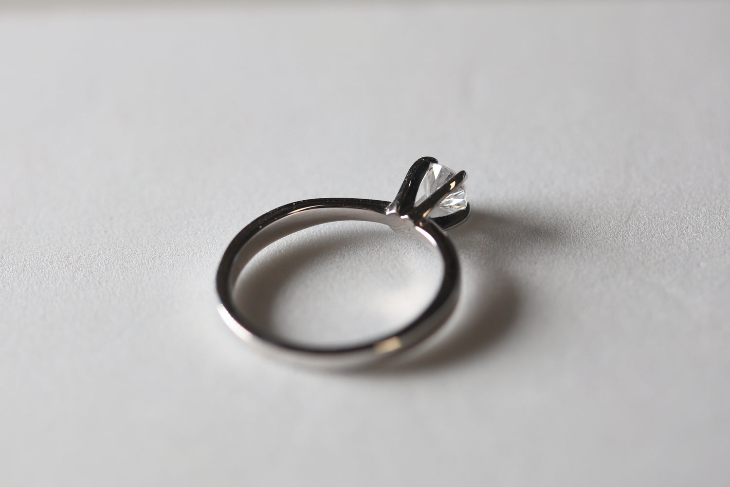 Anillo solitario redondo