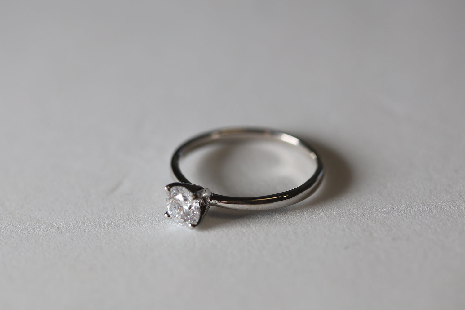 Anillo solitario redondo