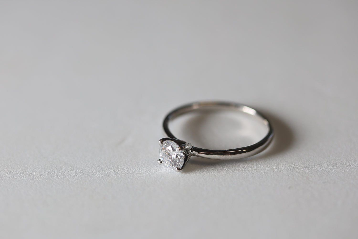 Anillo solitario redondo