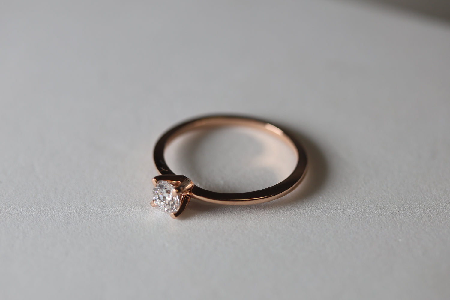Anillo solitario redondo
