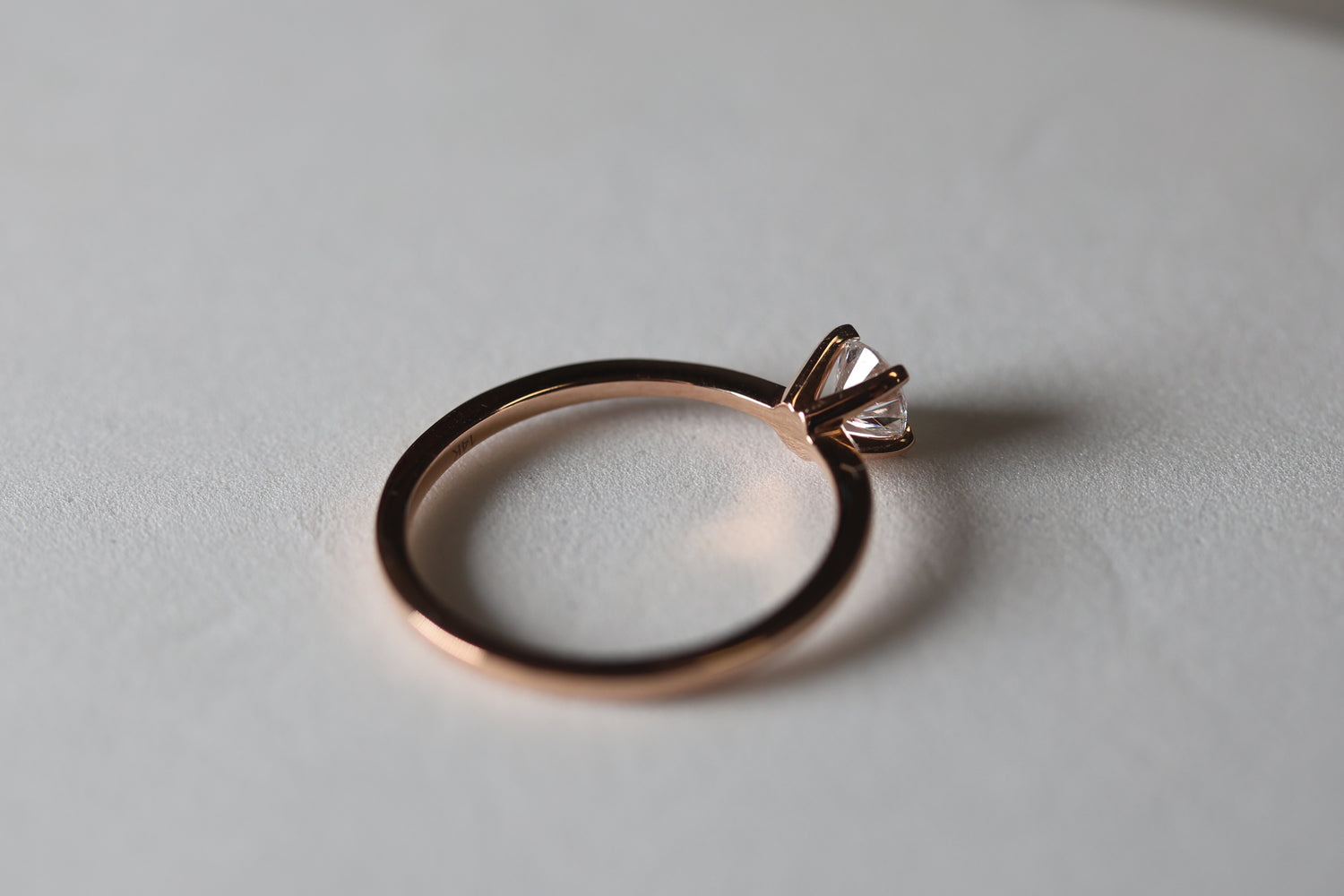 Anillo solitario redondo