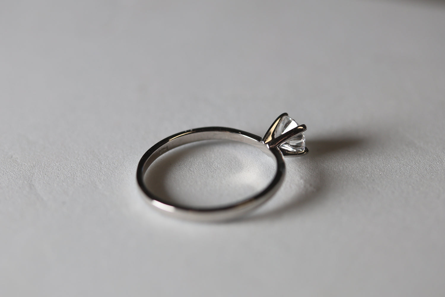 Anillo solitario redondo