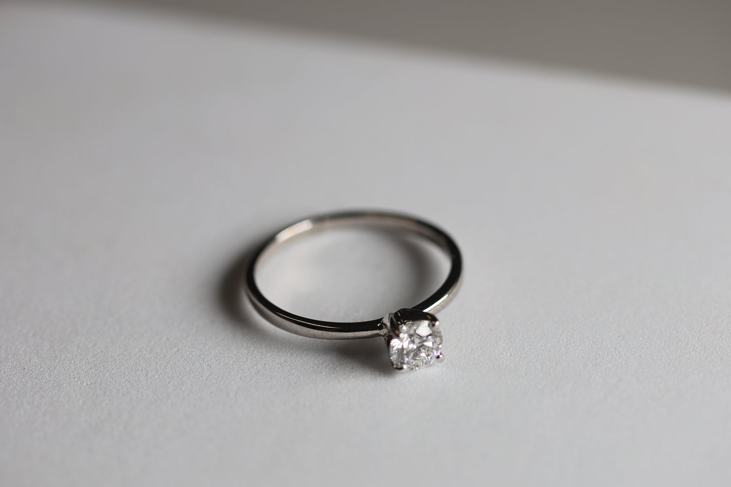 Anillo solitario redondo