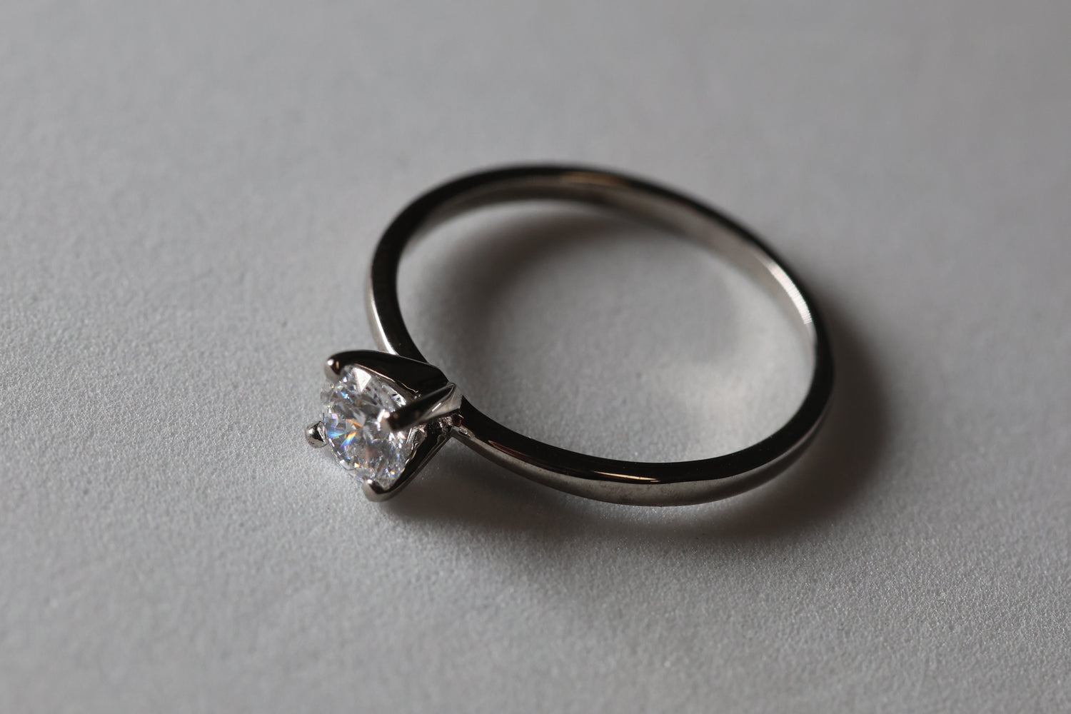 Anillo solitario redondo