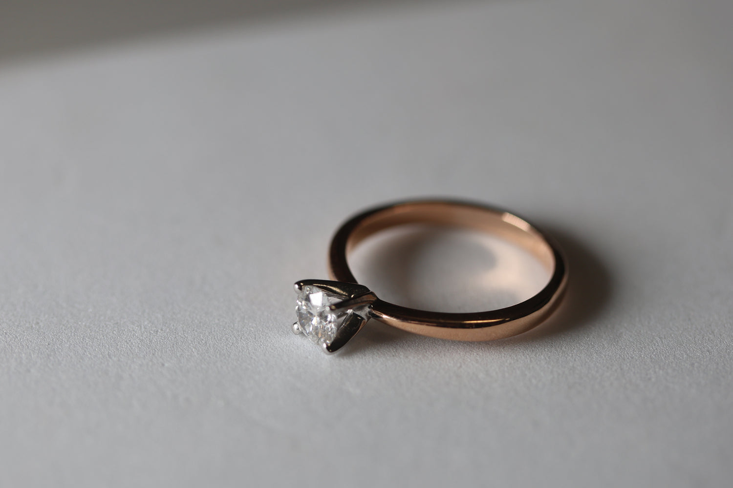 Anillo solitario redondo