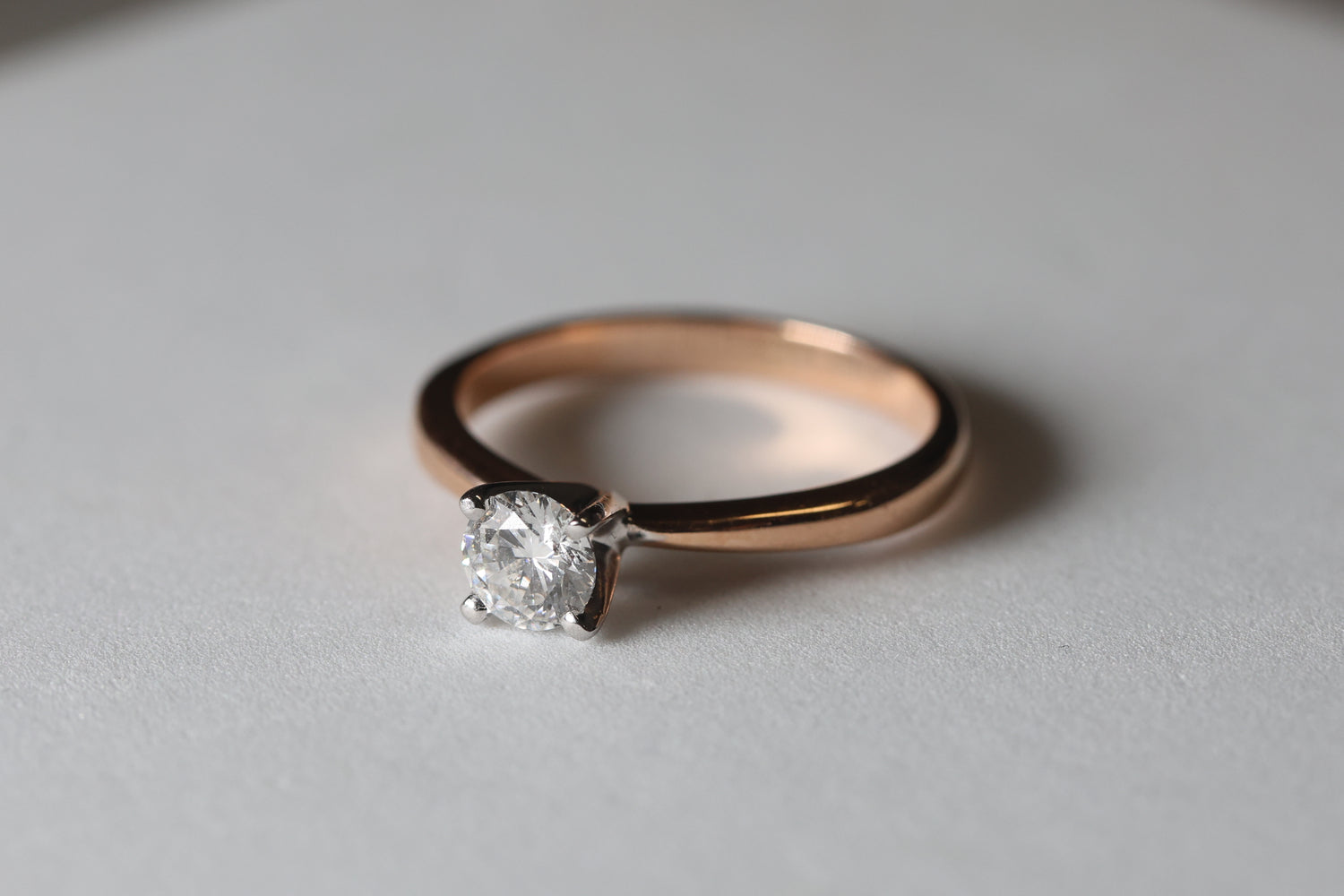 Anillo solitario redondo