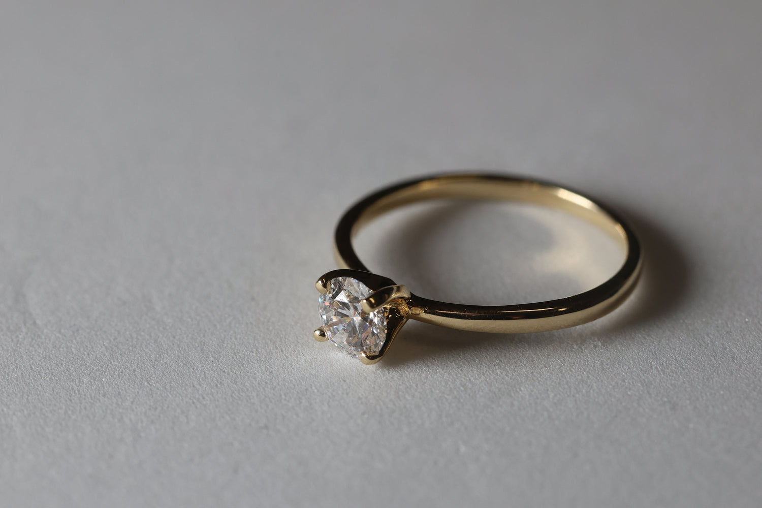 Anillo solitario redondo