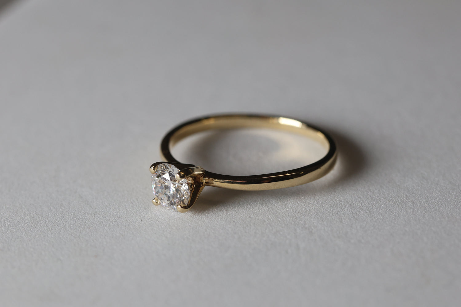 Anillo solitario redondo