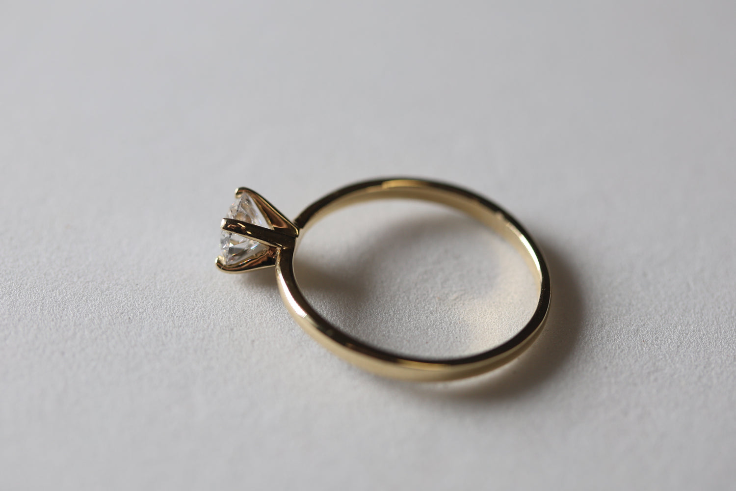 Anillo solitario redondo