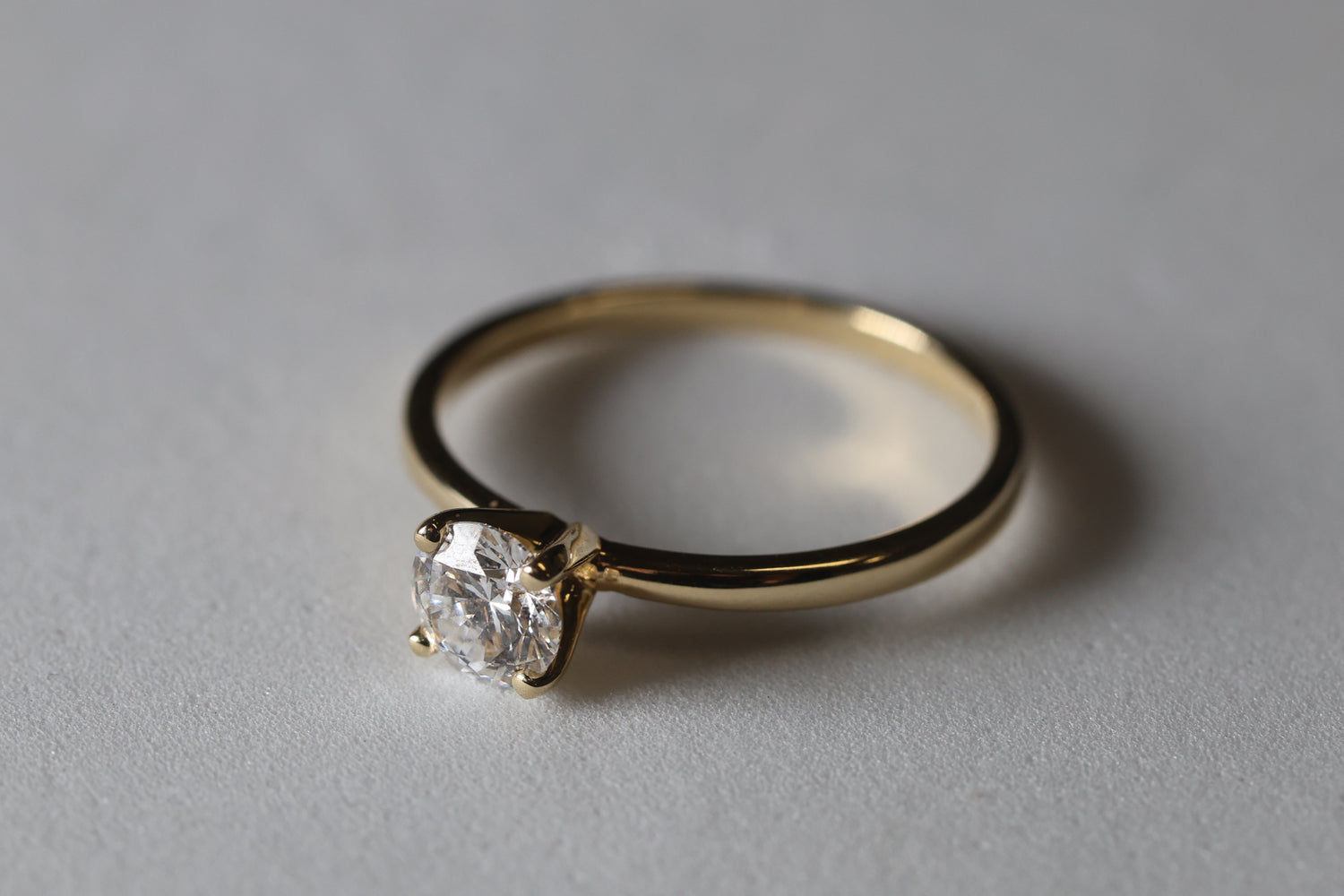 Anillo solitario redondo
