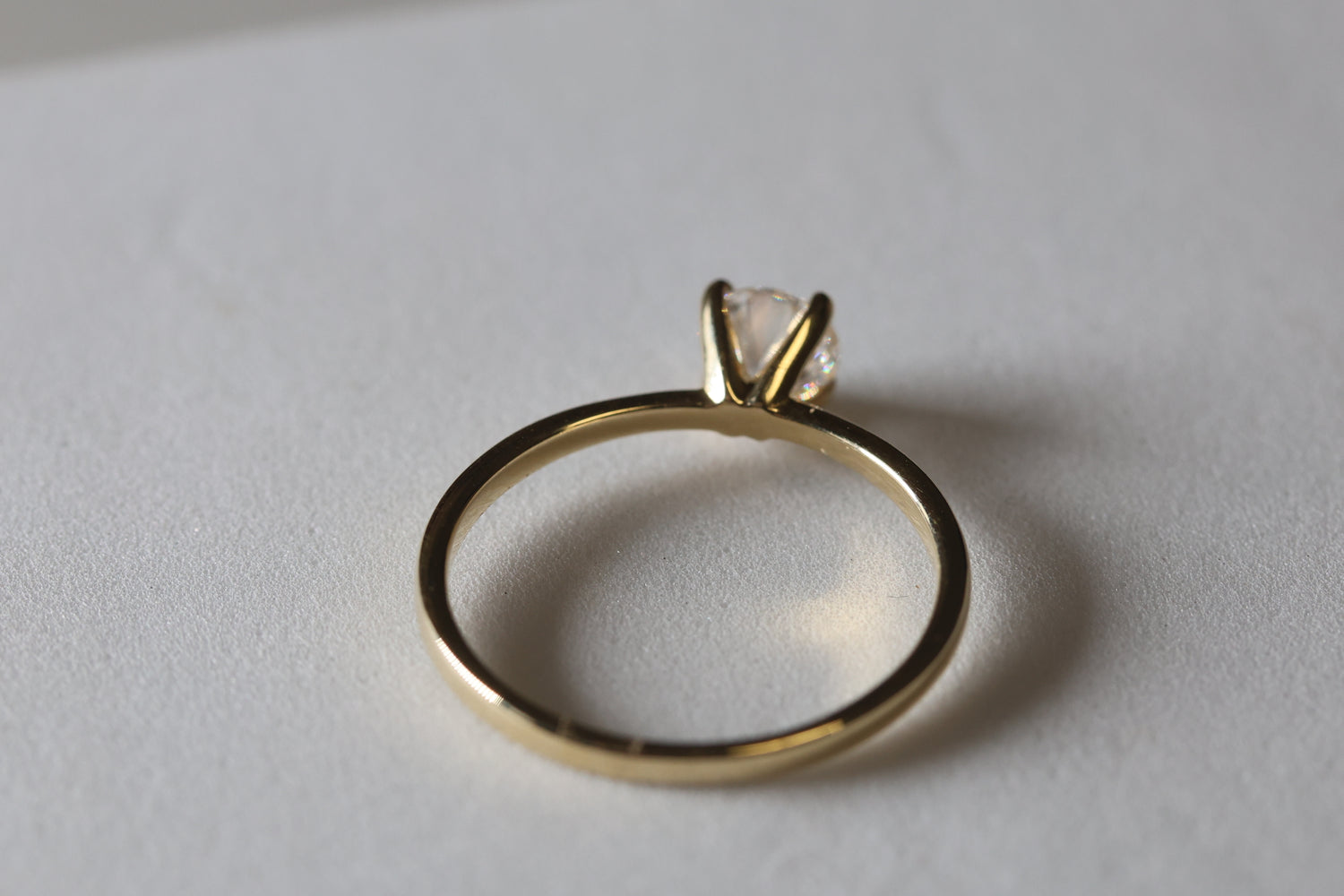Anillo solitario redondo