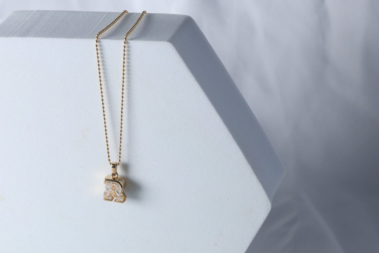 Dije de diamante letra "R" en Oro Amarillo 18k