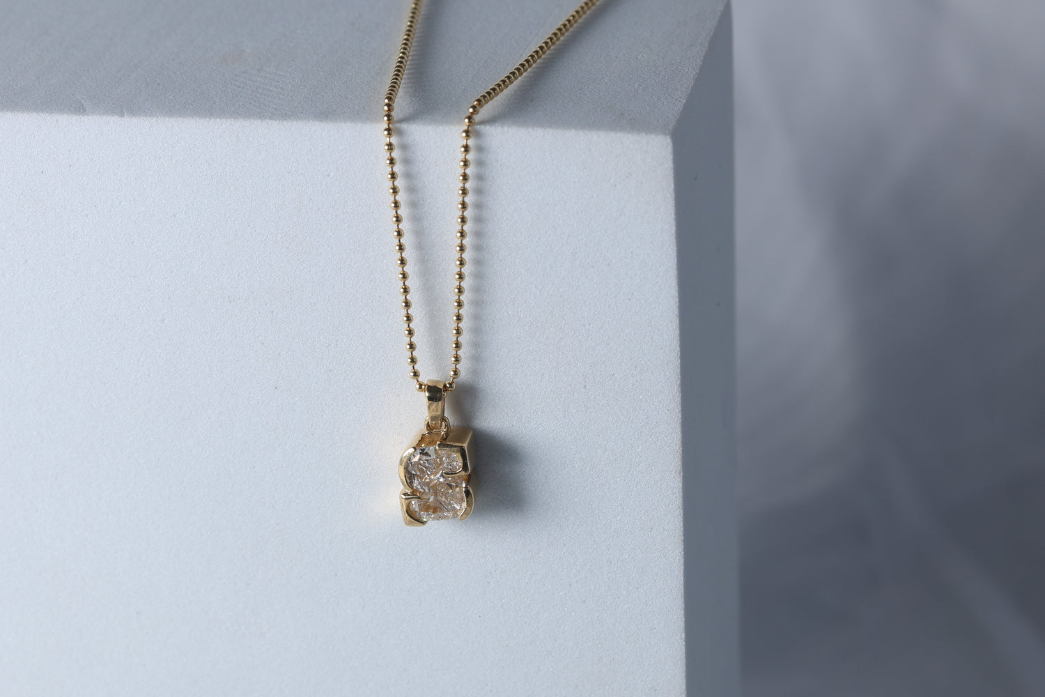 Dije de diamante letra "S" en Oro Amarillo 18k