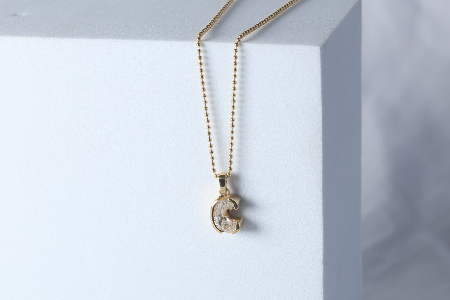 Dije de diamante letra "C" en Oro Amarillo 18k