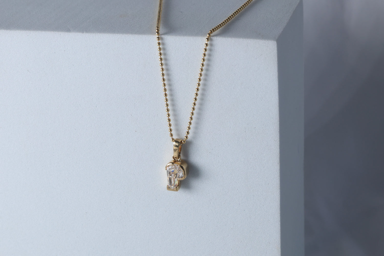 Dije de diamante letra "P" en Oro Amarillo 18k