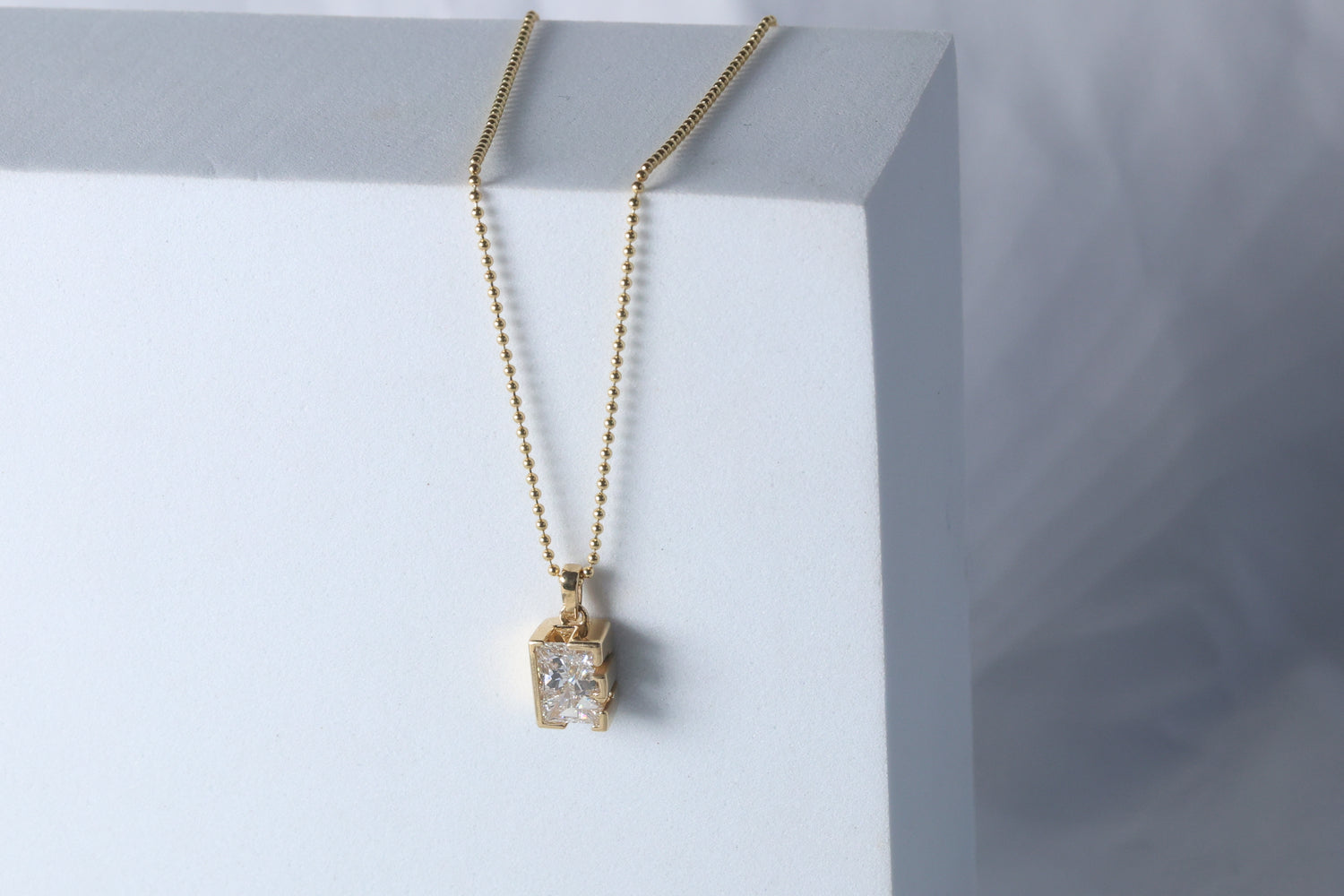 Dije de diamante letra "E" en Oro Amarillo 18k