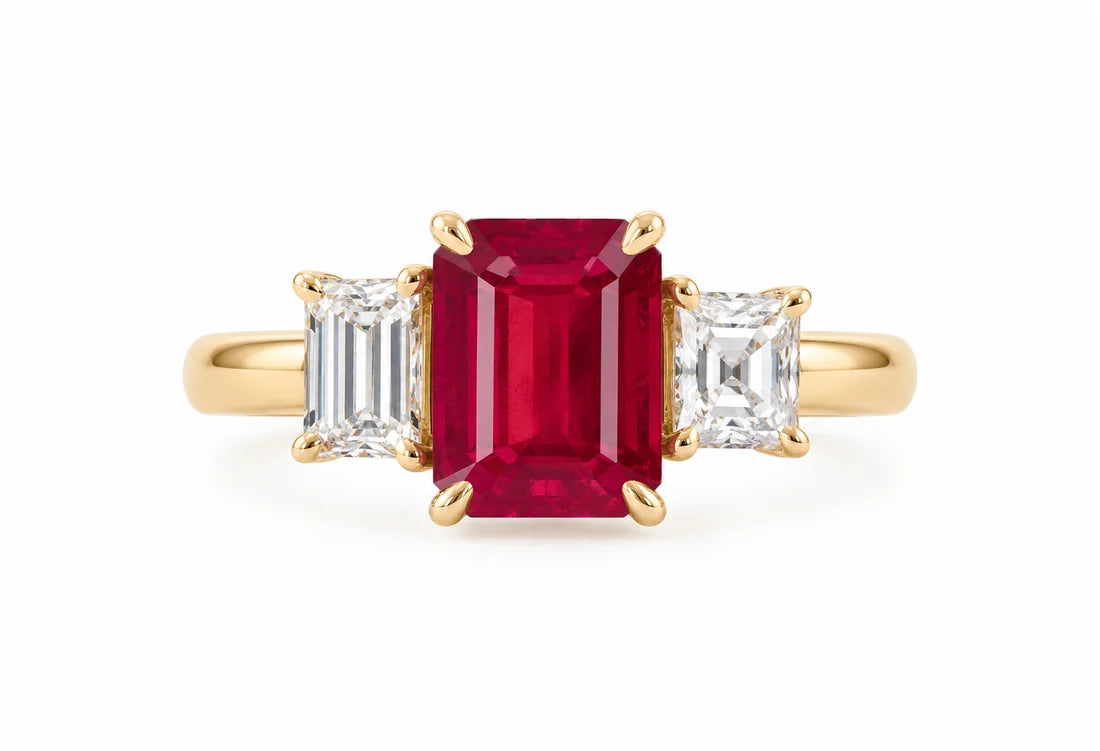 Anillo Rubí Diamantes Tresillo