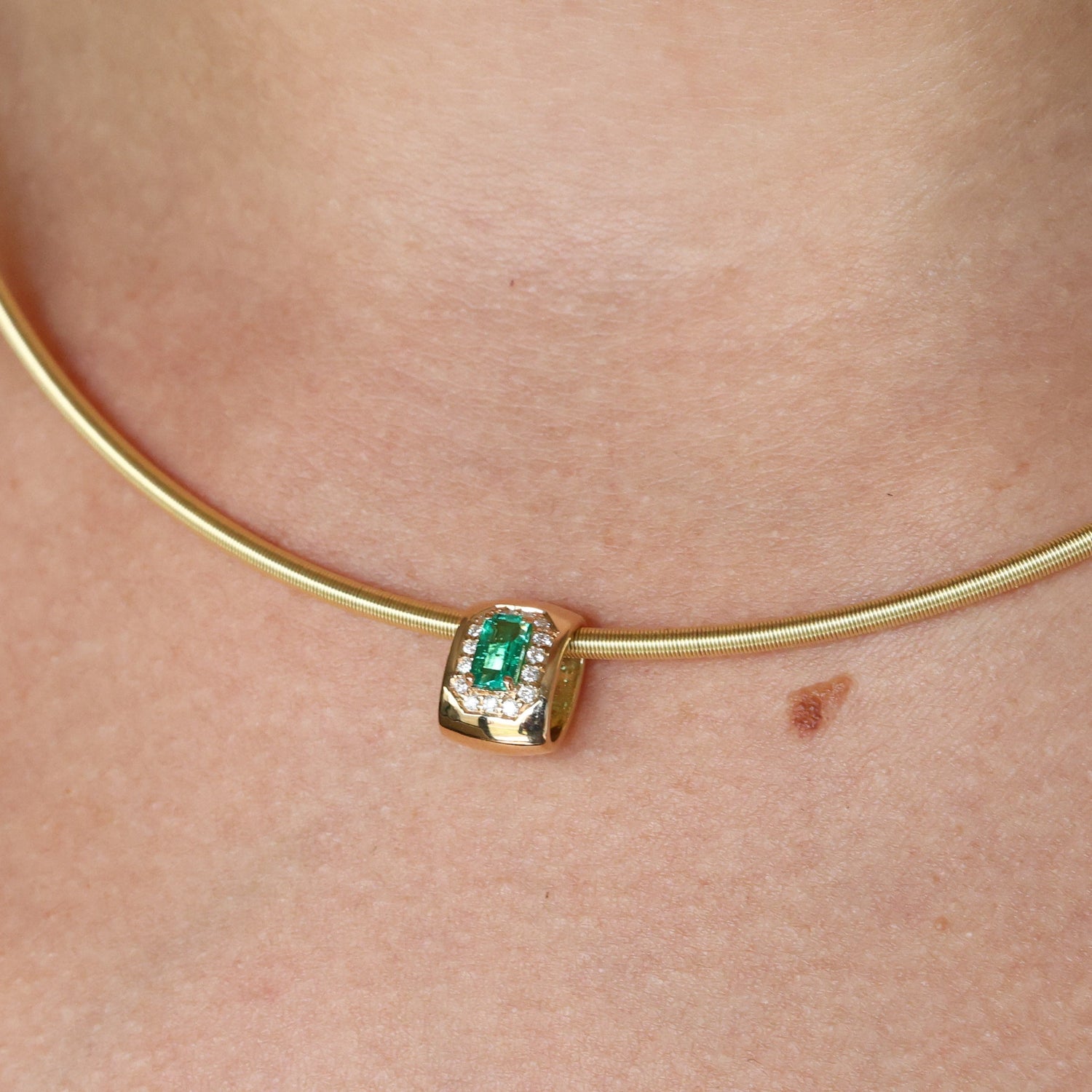 Charm Round & Green Emerald