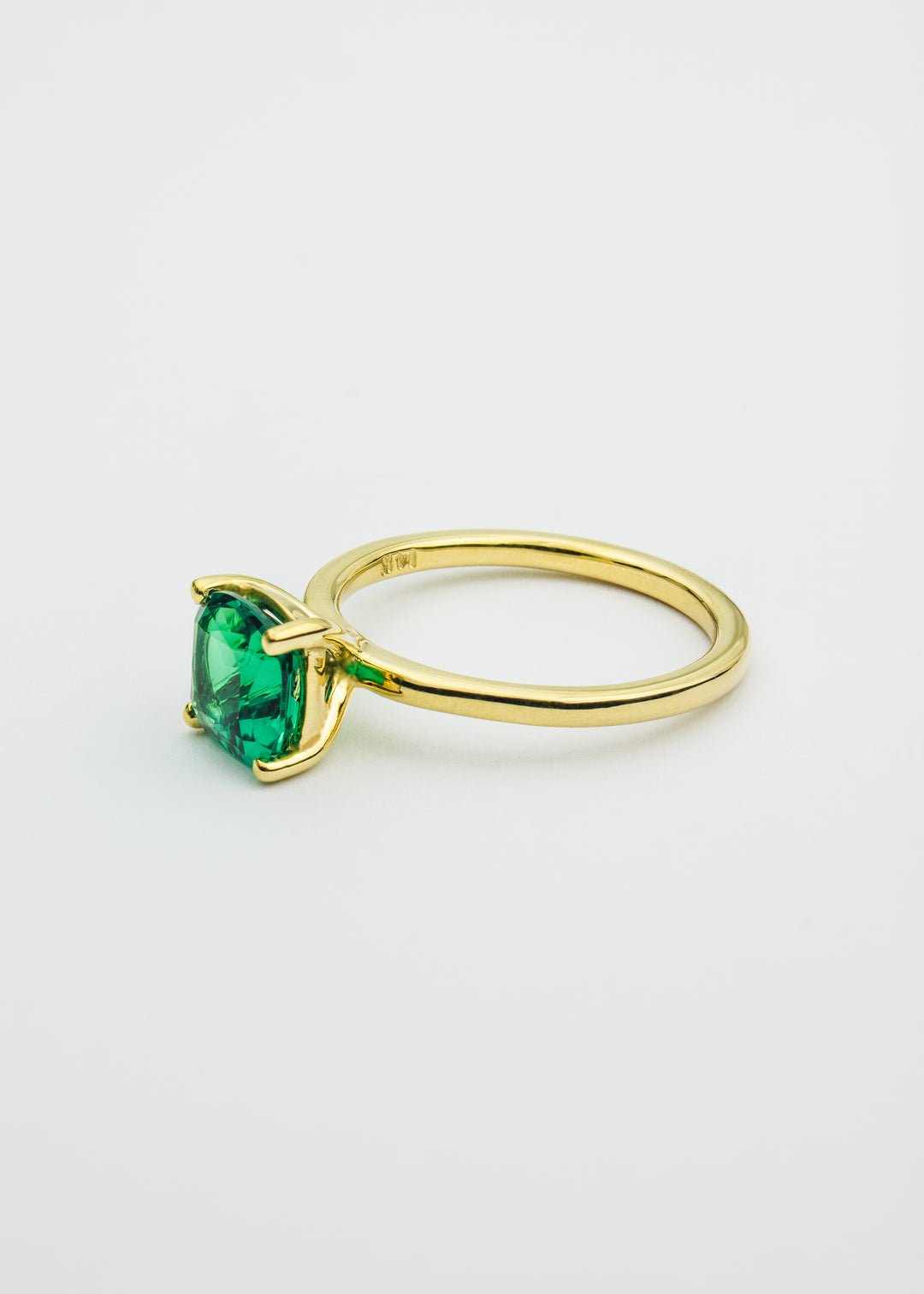 Anillo solitario con Esmeralda cushion
