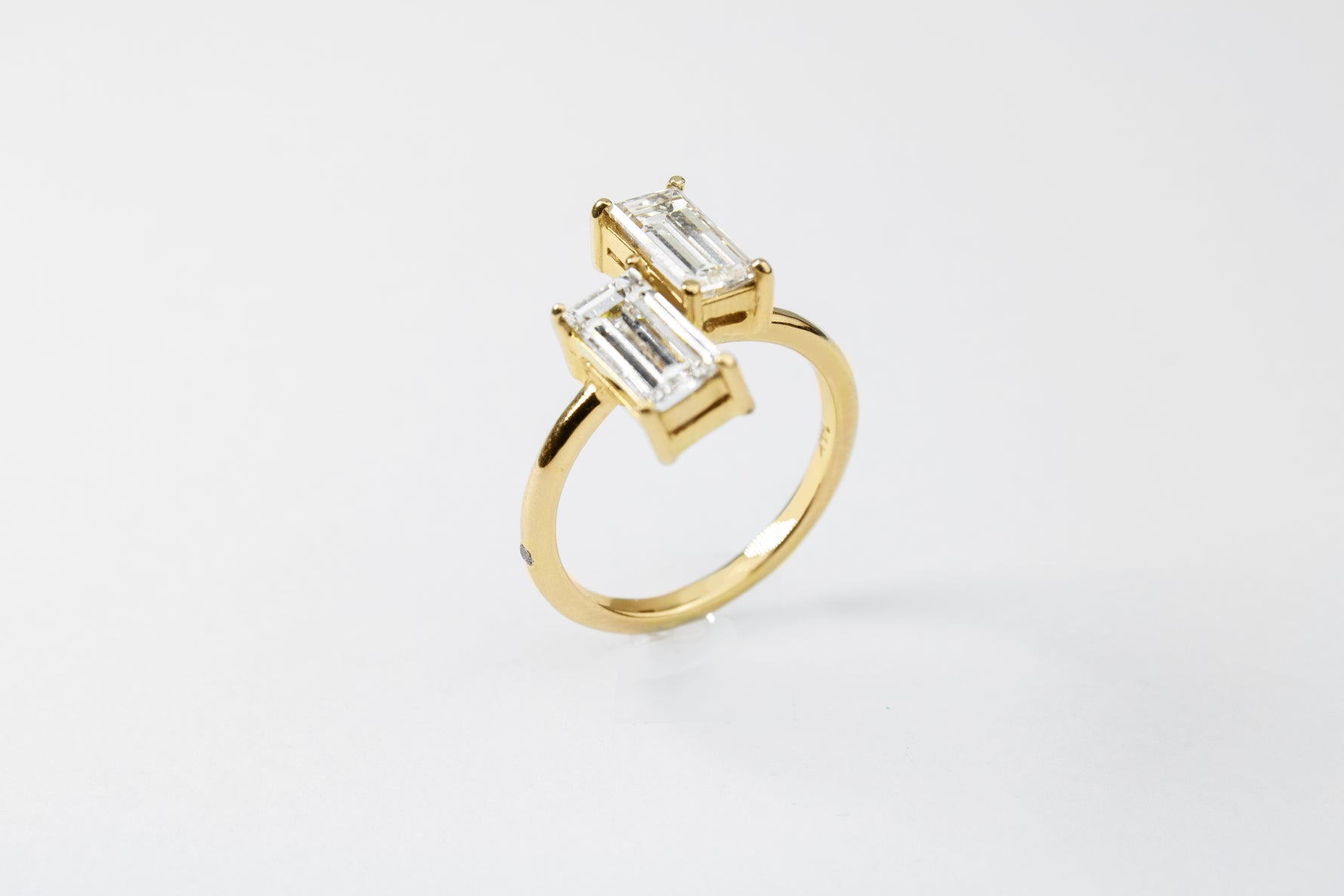 Anillo Asymmetry