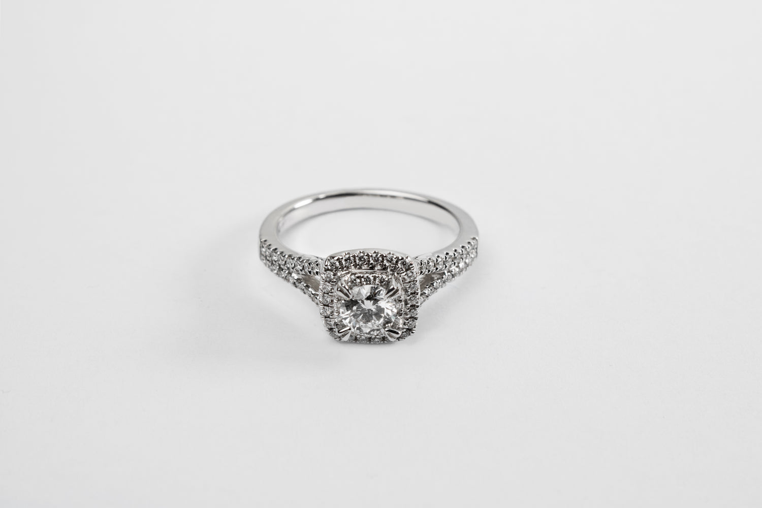 Round ring with double Halo and double Pavé