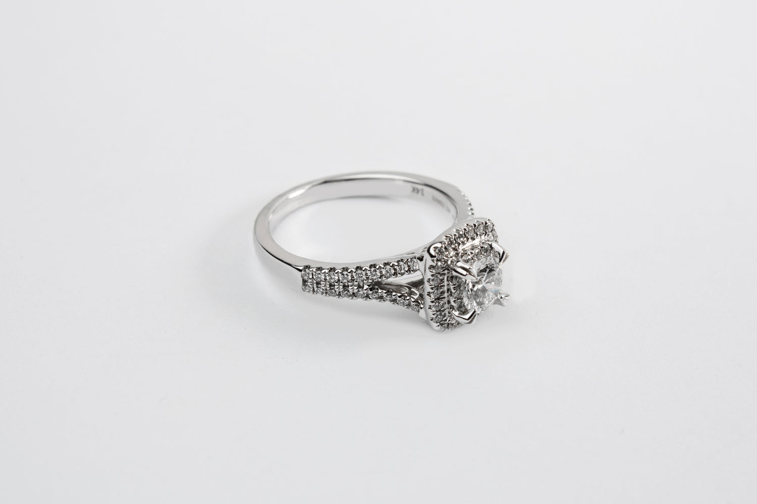 Round ring with double Halo and double Pavé