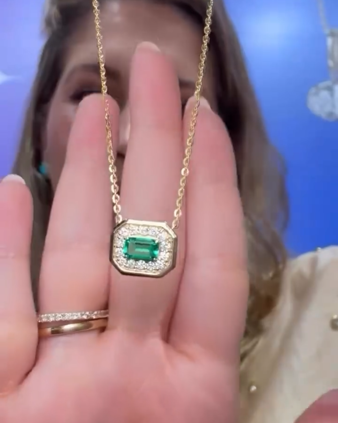 Dije esmeralda con halo