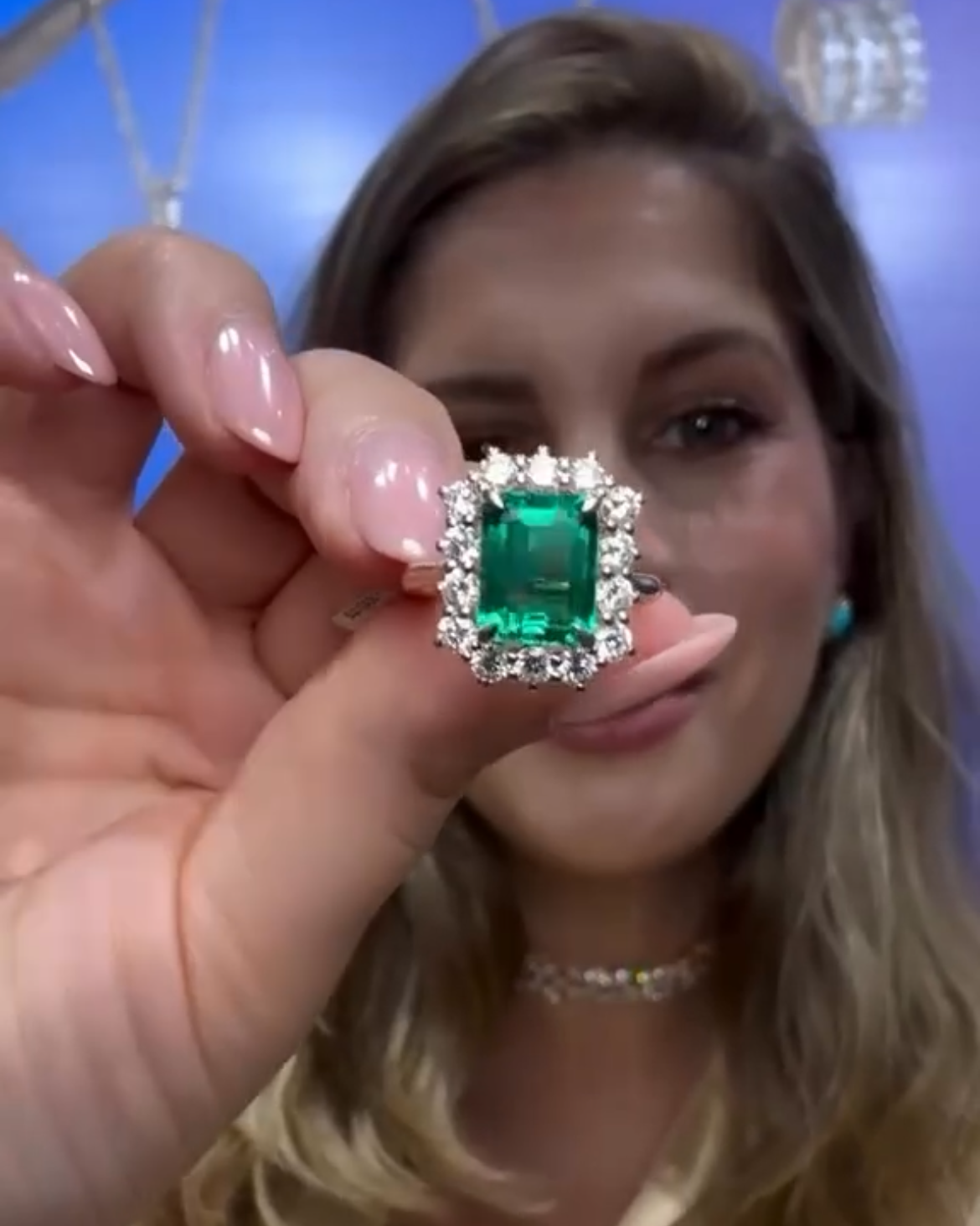 Anillo esmeralda con halo
