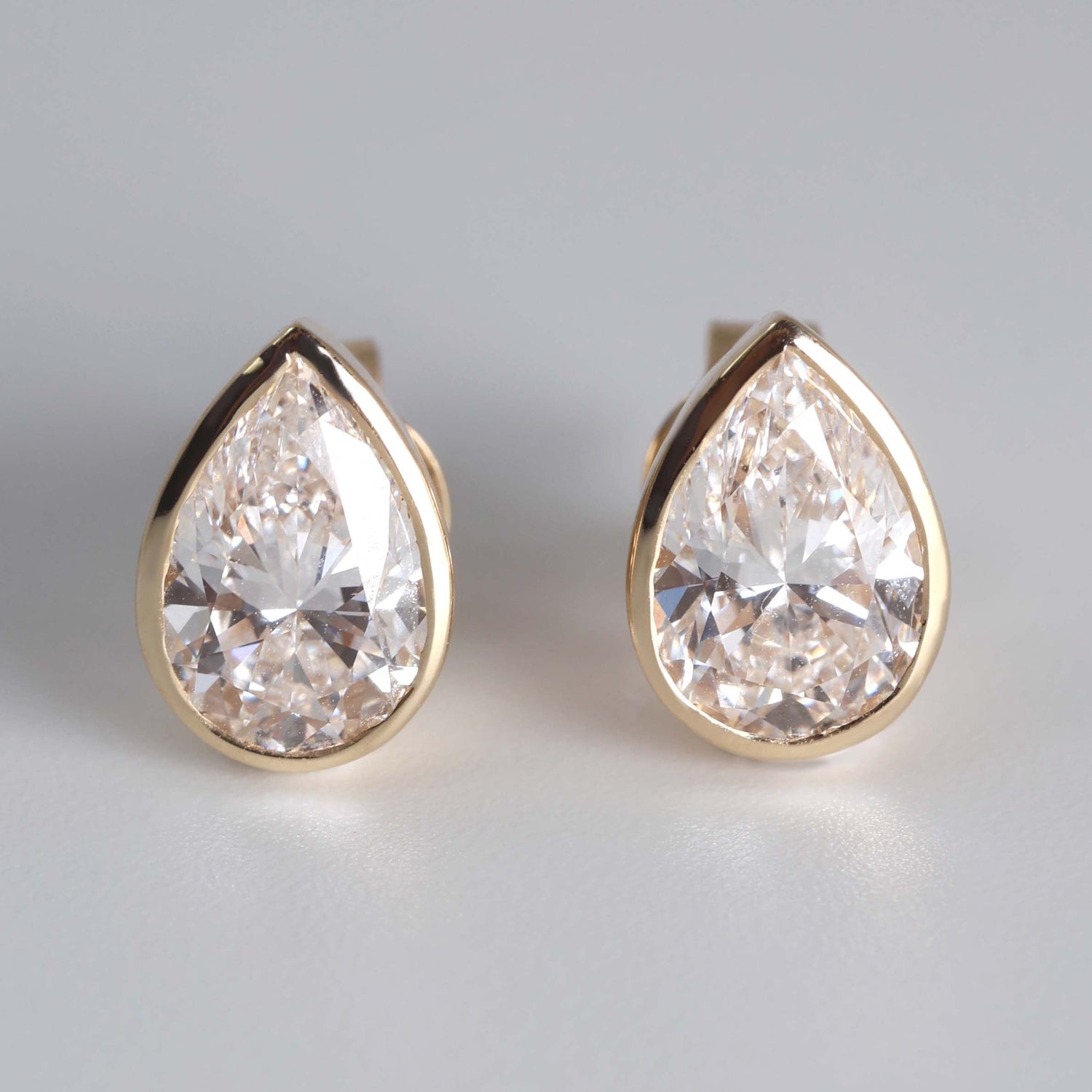 Lab Grown Diamond Studs Biselados Pera 2.00 ct
