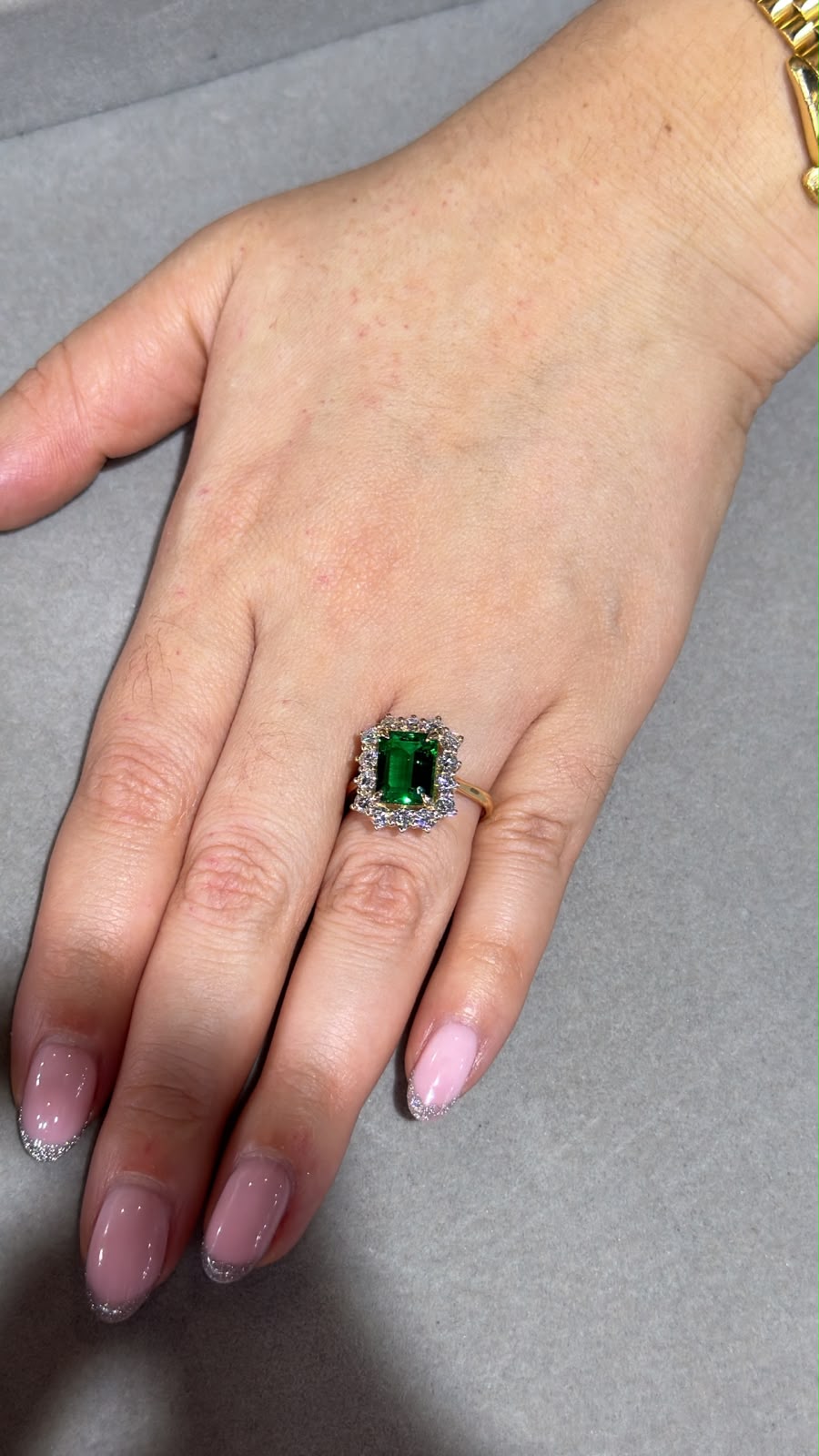 Anillo esmeralda con halo